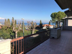 Casa Mary Tre - attico con terrazza a 2 passi dal lago